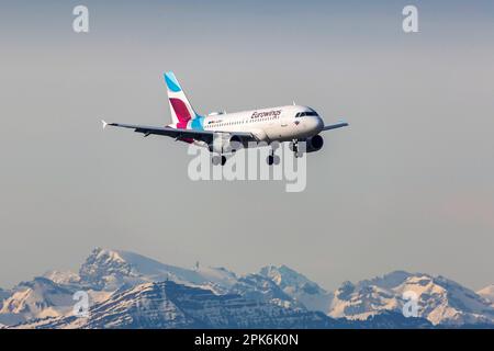 Flugzeug nähert sich ZRH Flughafen, Fluggesellschaft Swiss, Eurowings, Airbus A319-100, schneebedeckte Alpen, Zürich, Schweiz Stockfoto