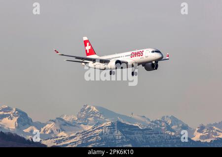 Flugzeug nähert sich ZRH Flughafen, Fluggesellschaft Swiss, Bombardier BD-500 CSeries CS300, schneebedeckte Alpen, Zürich, Schweiz Stockfoto