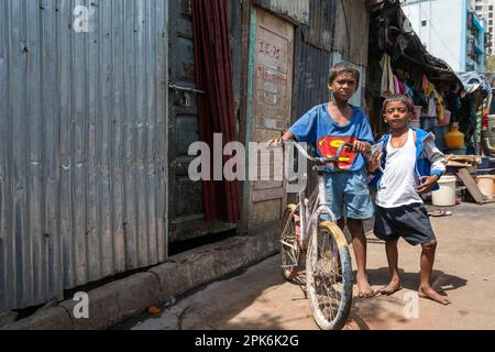 Dharavi in der Mitte der Stadt, Asias größter Slum mit schätzungsweise 600 000 Einwohnern, Mumbai, Maharashtra, Indien Stockfoto