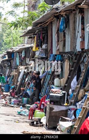 Dharavi in der Mitte der Stadt, Asias größter Slum mit schätzungsweise 600 000 Einwohnern, Mumbai, Maharashtra, Indien Stockfoto