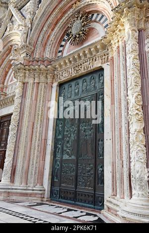 Eingang, Tür, Marmor, Santa Maria Assunta, Kathedrale, Duomo, Siena, Toskana, Italien Stockfoto