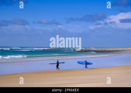 Surfer am Strand, Jeffreys Bay bei Port Elizabeth, Garden Route, Eastern Cape, Südafrika Stockfoto