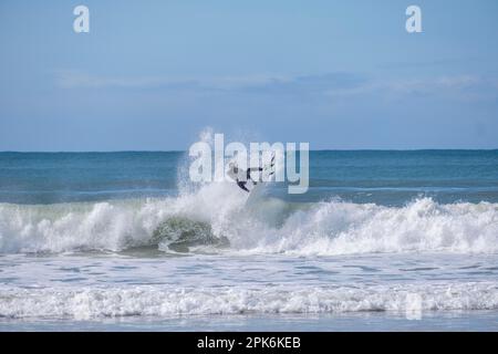 Surfer am Strand von Jeffreys Bay in der Nähe von Port Elizabeth, Garden Route, Eastern Cape, Südafrika Stockfoto