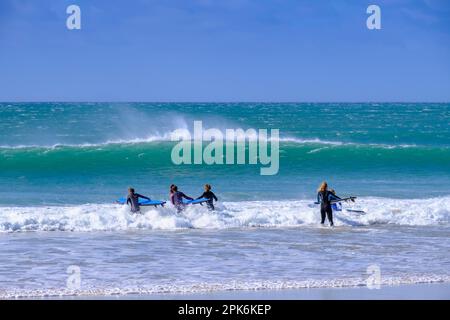 Surfer am Strand, Jeffreys Bay bei Port Elizabeth, Garden Route, Eastern Cape, Südafrika Stockfoto