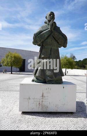 Statue von Papst Paul VI., beten, knien, Bildhauer Joaquim Correia, Heiligtum von Fatima, Fatima, Ourem, Santarem, Portugal Stockfoto