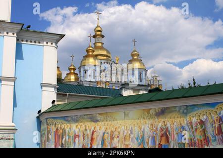 Wandgemälde an der Außenwand, St. Michael's Cathedral, St. Michaels Kloster, St. Michael's Square, Kiew, Ukraine Stockfoto