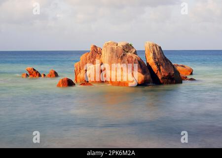 Granitfelsen in Anse Takamaka, lange ausgesetzt, Praslin Island, Seychellen Stockfoto