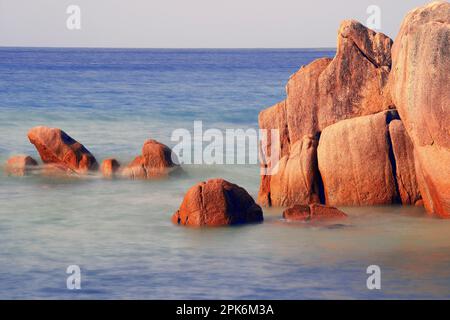 Granitfelsen in Anse Takamaka, lange ausgesetzt, Praslin Island, Seychellen Stockfoto