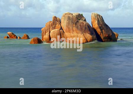 Granitfelsen in Anse Takamaka, lange ausgesetzt, Praslin Island, Seychellen Stockfoto