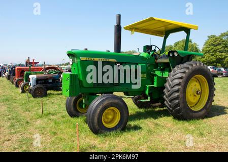 John Deere Oldtimer-Traktoren mit anderen Traktoren, Honiton Show, East Devon, England, Großbritannien Stockfoto