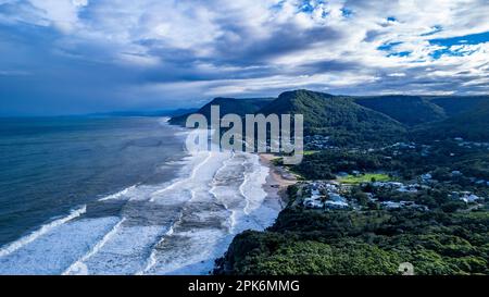 Ein Luftblick auf die Seacliff Bridge entlang der Küste am Pazifischen Ozean in Wollongong, New South Wales, Australien mit Meereswellen. Stockfoto