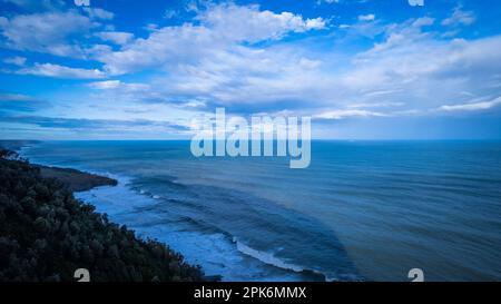 Ein Luftblick auf die Seacliff Bridge entlang der Küste am Pazifischen Ozean in Wollongong, New South Wales, Australien mit Meereswellen. Stockfoto