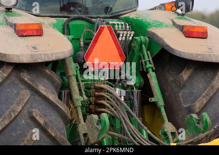 Traktor John Deere 8530, Nahaufnahme der Rückseite mit Hydrauliksteuerventilen und -Rohren, Schweden Stockfoto