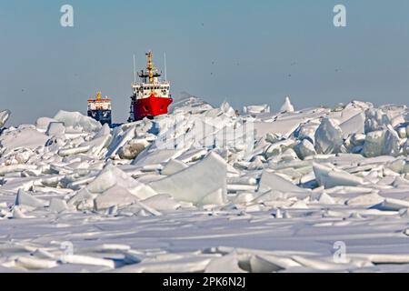 Detroit, Michigan, USA, 26. Januar 2022 führt das Schiff der kanadischen Küstenwache Samuel Risley den Öltanker Algocanada durch ICE On Stockfoto