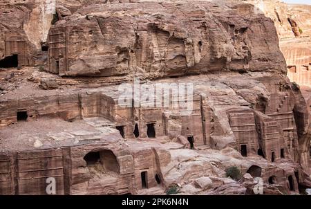 Die königlichen Gräber von Petra verkörpern die einzigartige Kunst der Nabatäer und bieten gleichzeitig hellenistische Architektur, aber die Fassaden dieser Gräber haben sich aufgrund des natürlichen Verfalls abgenutzt. Eines dieser Gräber, das Palastgrab, wird als Grab für die Könige von Petra vermutet. Das Korinthische Grab, das sich direkt neben dem Palastgrab befindet, hat die gleiche hellenistische Architektur wie das Schatzamt. Die beiden anderen königlichen Gräber sind das Seidengräber und das Urnengräber; das Seidengräber ist nicht so auffällig wie das Urnengräber. Das Urnengrab verfügt über einen großen Hof vor sich und wurde in eine Kirche umgewandelt Stockfoto