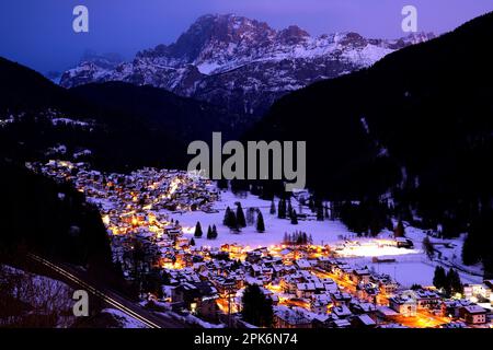 Nachtaufnahme, Falcade, Provinz Belluno, Region Venetien, Italien, Falcade, Veneto, Italien Stockfoto