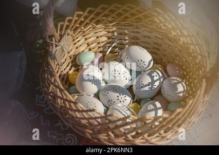 Ostereier im Korb. Hochwertiges Foto Stockfoto