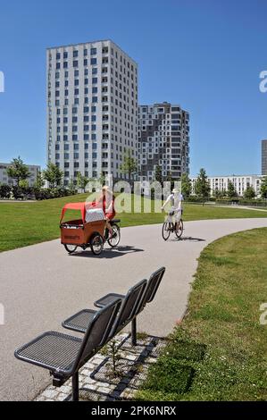 Neues Entwicklungsgebiet mit Radfahrern, Hofmann Hoefe, Obersendling, München, Bayern, Deutschland Stockfoto