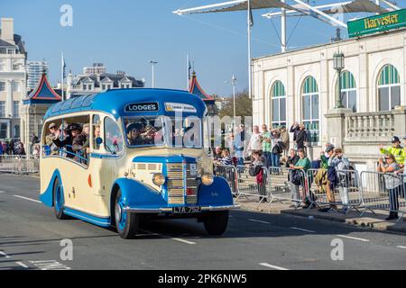 Alten Bus nähert sich der Ziellinie der London to Brighton Veteran Car Run Stockfoto