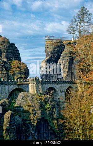 Blick vom Felsenschloss Neurathen auf die Bastei-Brücke und die neue Bastei-Brücke, Bastei, Lohmen, die sächsische Schweiz, die Elbsandsteinberge Stockfoto