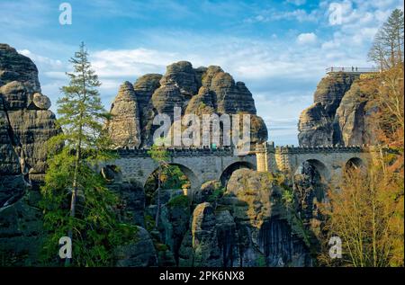 Blick vom Felsenschloss Neurathen auf die Bastei-Brücke und die neue Bastei-Brücke, Bastei, Lohmen, die sächsische Schweiz, die Elbsandsteinberge Stockfoto