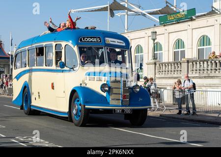 Alten Bus nähert sich der Ziellinie der London to Brighton Veteran Car Run Stockfoto