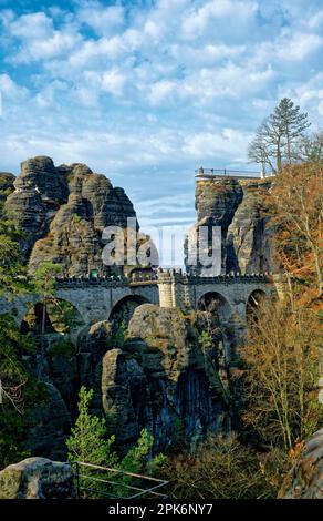 Blick vom Felsenschloss Neurathen auf die Bastei-Brücke und die neue Bastei-Brücke, Bastei, Lohmen, die sächsische Schweiz, die Elbsandsteinberge Stockfoto