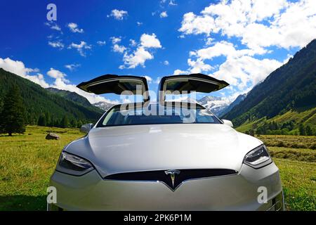 Hin- und Rückfahrt mit TESLA Model X 75, Großglockner-Hochalpenstraße, Salzburger Land, Kärnten, Österreich Stockfoto