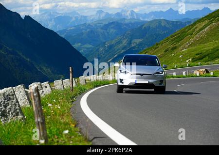 Hin- und Rückfahrt mit TESLA Model X 75, Großglockner-Hochalpenstraße, Salzburger Land, Kärnten, Österreich Stockfoto