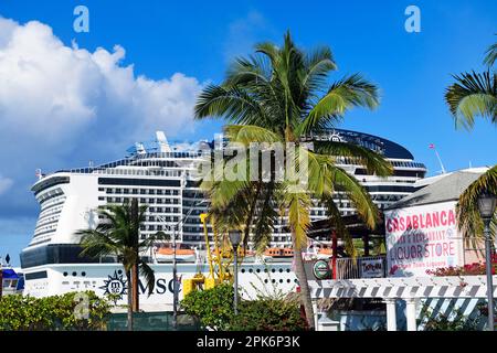 MSC Kreuzfahrtschiff Türme über den Häusern, Nassau Hafen, New Providence, Bahamas Stockfoto