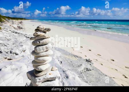 Stone man am Strand von Highbourne Cay, Exuma Cays, Bahamas Stockfoto