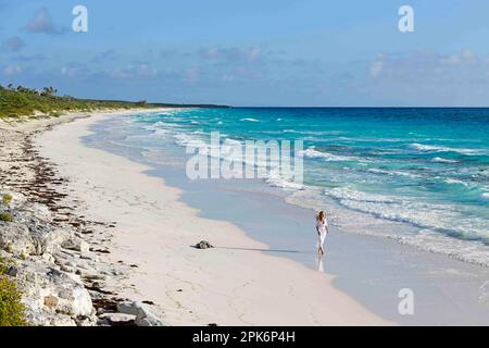 Tourist am Strand von Highbourne Cay, Exuma Cays, Bahamas Stockfoto