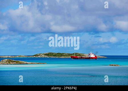 Versorgungsschiff vor Warderick Wells, Bahamas und Exuma Cays Land and Sea National Park, Bahamas Stockfoto