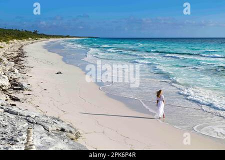 Tourist am Strand von Highbourne Cay, Exuma Cays, Bahamas Stockfoto