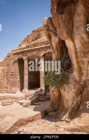 Auf dem Weg zum Urnengrab in der UNESCO-Weltkulturerbestätte Petra. Eines der vielen Gräber, aus denen die königlichen Gräber bestehen. Dies war das einzige Grab mit Vorplatz und Garten. Jordanien. Stockfoto