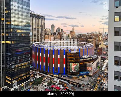 Der Madison Square Garden leuchtet blau, weiß, rot, Manhattan, New York City, USA Stockfoto