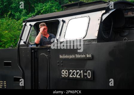 Sommer, Badeort, Bad Doberan, Badebahn, Molli, Dampflokomotive, Triebwerkfahrer, Mecklenburg-Vorpommern, Deutschland Stockfoto