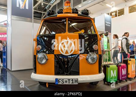 Vintage VW Volkswagen Typ 2, T1 Transporter, Bulli, gebaut 1950 bis 1967, vorne, Pilot am Flughafen, Pilot, Follow-me-Auto, f.re.e, Handel Stockfoto