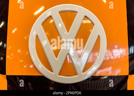 Vintage VW Volkswagen Typ 2, T1 Transporter, Bulli, gebaut 1950 bis 1967, Logo auf der Motorhaube, Pilot am Flughafen, Pilot, Follow-me-Auto, f.re.e Stockfoto