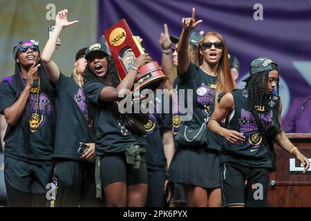 5. April 2023: LSU's .Flau'jae Johnson überreicht die Trophäe der NCAA-Meisterschaft während der LSU's Women's Basketball National Championship Celebration im Pete Maravich Assembly Center in Baton Rouge, LA. Jonathan Mailhes/CSM.(Kreditbild: © Jonathan Mailhes/Cal Sport Media) Stockfoto