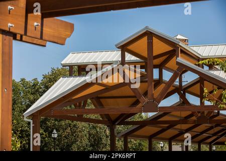 Am Nachmittag strahlt Licht auf der öffentlichen Altstadt plaza in Elk Grove, Kalifornien, USA. Stockfoto