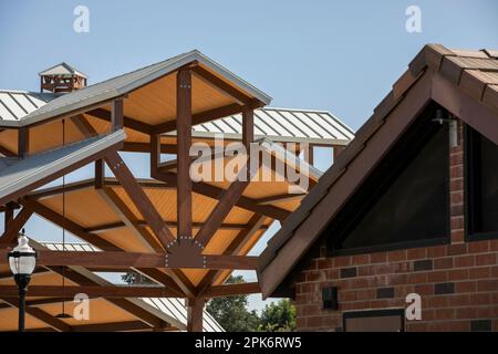 Am Nachmittag strahlt Licht auf der öffentlichen Altstadt plaza in Elk Grove, Kalifornien, USA. Stockfoto