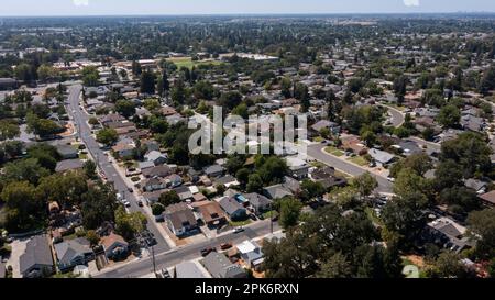 Ein Vorort von Elk Grove, Kalifornien, USA, aus der Vogelperspektive am Nachmittag. Stockfoto