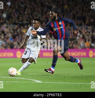 Sabadell, Barcelona, Spanien. 5. April 2023. Barcelona Spanien 05.04.2023 Ronald Araujo (FC Barcelona), Franck Kessie (FC Barcelona) und Vinicius Junior (Real Madrid) kämpfen am 05. April 2023 in Barcelona um den Ball während der Copa del Rey zwischen dem FC Barcelona und Real Madrid im Camp Nou um den Ball. (Kreditbild: © Xavi Urgeles/ZUMA Press Wire) NUR REDAKTIONELLE VERWENDUNG! Nicht für den kommerziellen GEBRAUCH! Stockfoto