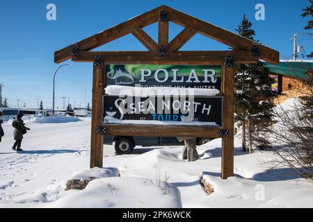 Polar Boutique Inn und Sea North Tours Schild im Zentrum von Churchill, Manitoba, Kanada Stockfoto