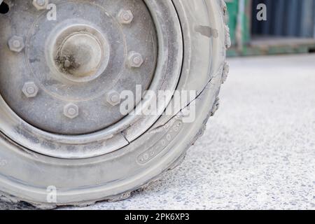 Nahaufnahme der Reifenflanke mit Beschädigung, Fahrzeugreifen am Containerhof beschädigt Stockfoto