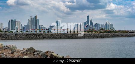 Blick auf die Skyline von Panama City mit ihren Wolkenkratzern. Stockfoto