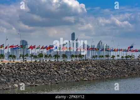 Blick auf die Skyline von Panama City mit ihren Wolkenkratzern. Stockfoto