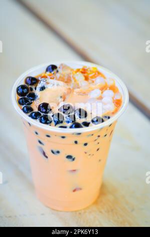 Milchtee oder thailändischer Tee oder Seifenblasentee, thailändischer Milchtee Stockfoto