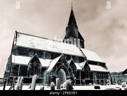 St. Barnabas' Church, Bromborough, Wirral, Großbritannien. Fotoeffekt nach ungewöhnlichem Schneefall März 2023 Stockfoto